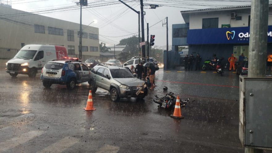 Motociclista e passageira ficam feridas em acidente na região norte
