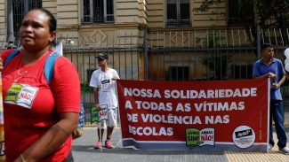 Em ato contra a violência, professores criticam condições de trabalho