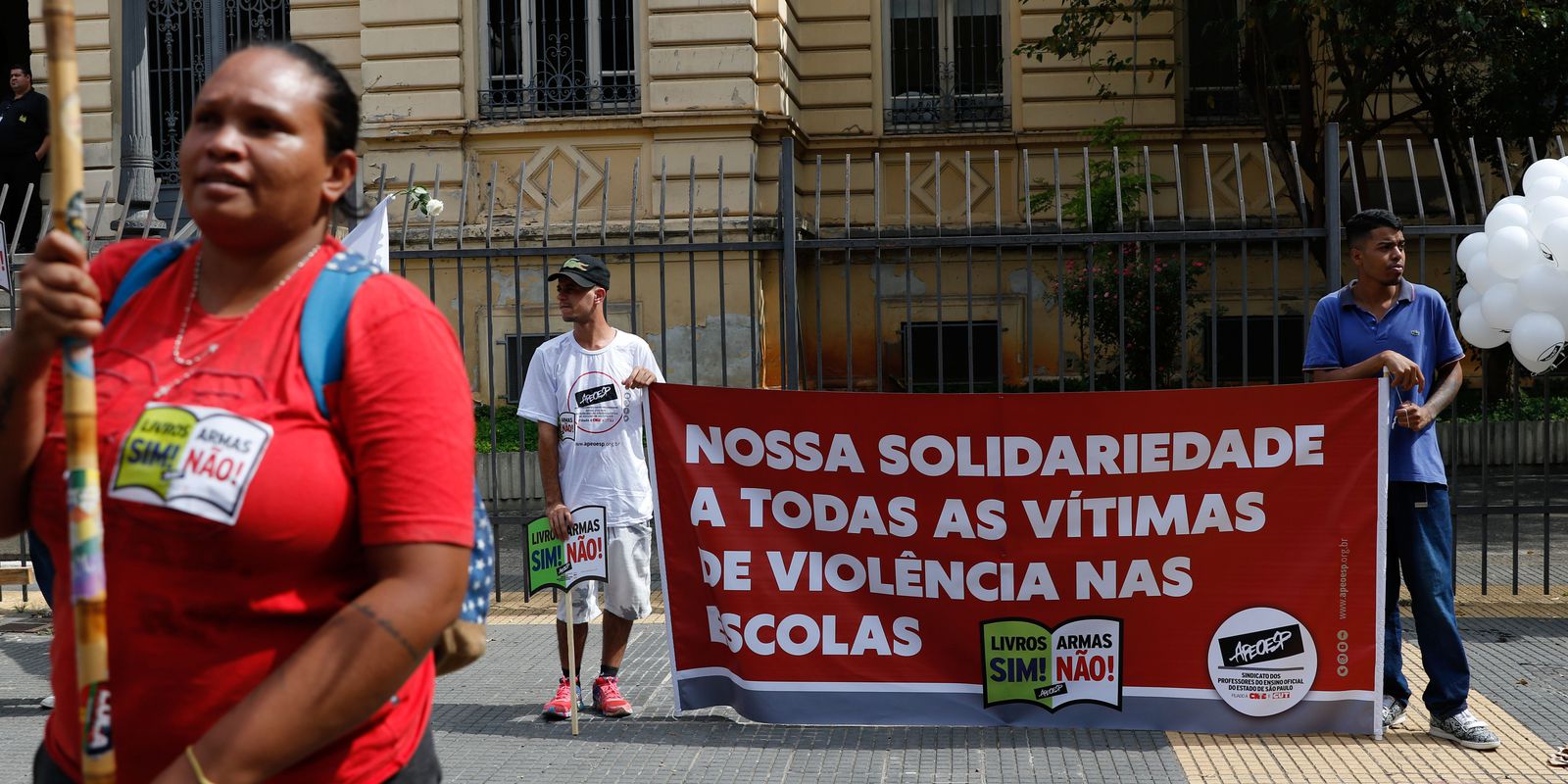 Em ato contra a violência, professores criticam condições de trabalho Imagem referente a Em ato contra a violência, professores criticam condições de trabalho