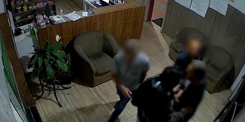 Câmera de segurança registra homem agredindo funcionários de hotel na Rodoviária Velha