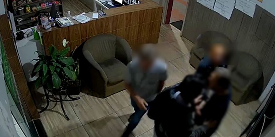 Câmera de segurança registra homem agredindo funcionários de hotel na Rodoviária Velha