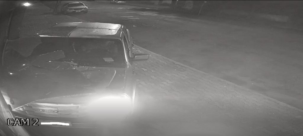 Vídeo mostra momento que caminhonete atinge fachada de comércio no Country