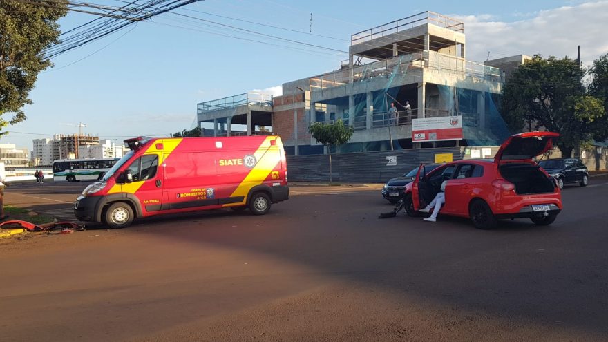 Forte colisão entre carros deixa pessoa ferida na Rua São Paulo