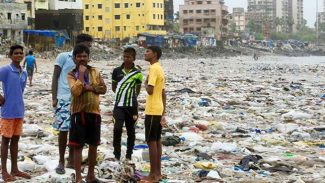 Mundo joga um caminhão de lixo, por minuto, nos oceanos