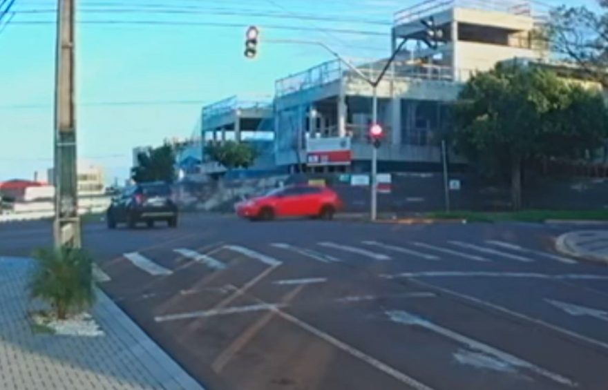 Vídeo mostra Duster atravessando o sinal vermelho e sendo atingida por Fiat