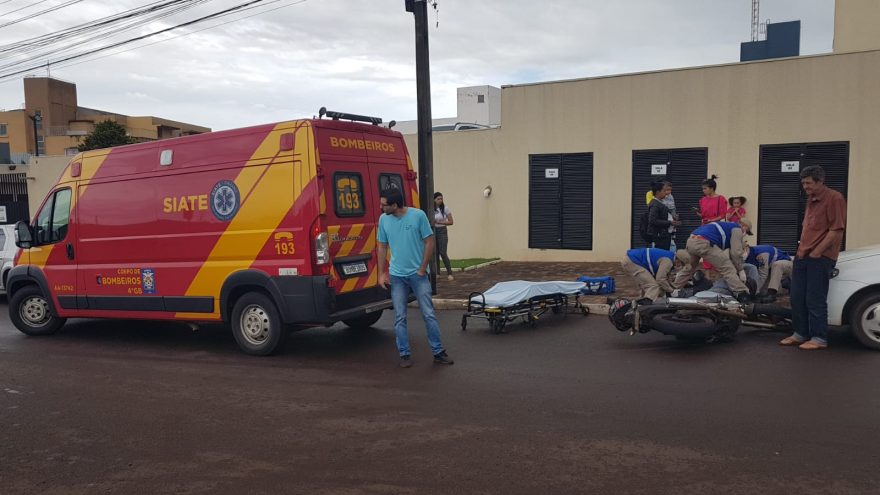 Motociclista tem fratura na perna após se envolver em acidente na Rua Paraguai