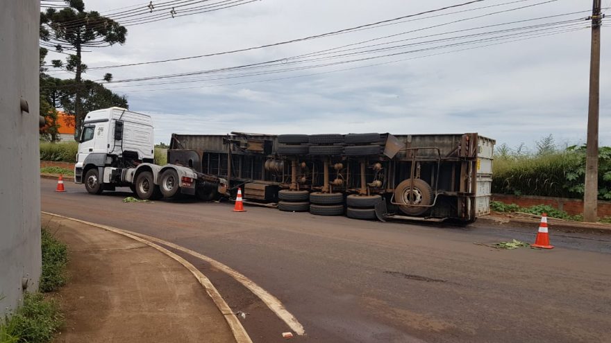 Peça quebra e carreta tomba em viaduto da BR-277, em Cascavel