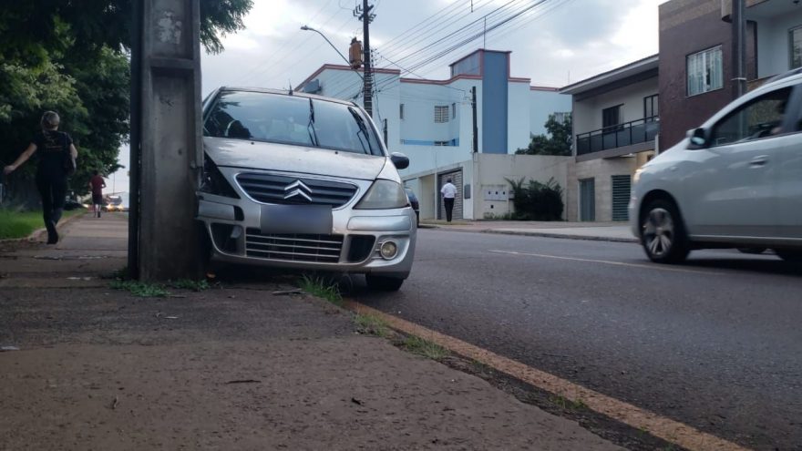 Homem pega a chave de carro sem autorização e bate contra poste no Universitário