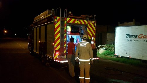 Bombeiros combatem incêndio em madeiras no Cascavel Velho