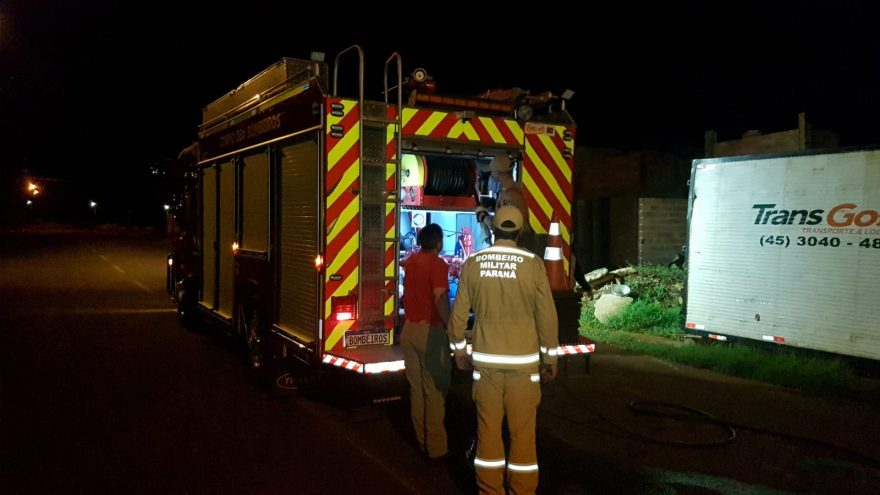 Bombeiros combatem incêndio em madeiras no Cascavel Velho