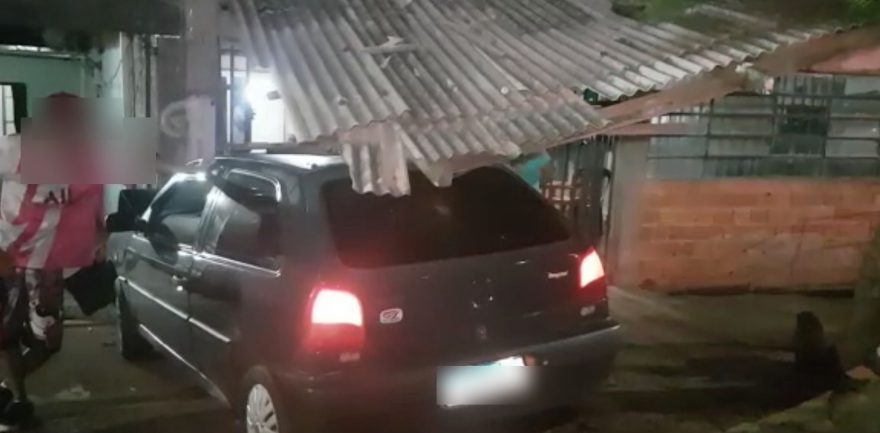 Veículo invade casa e derruba telhado no Cataratas