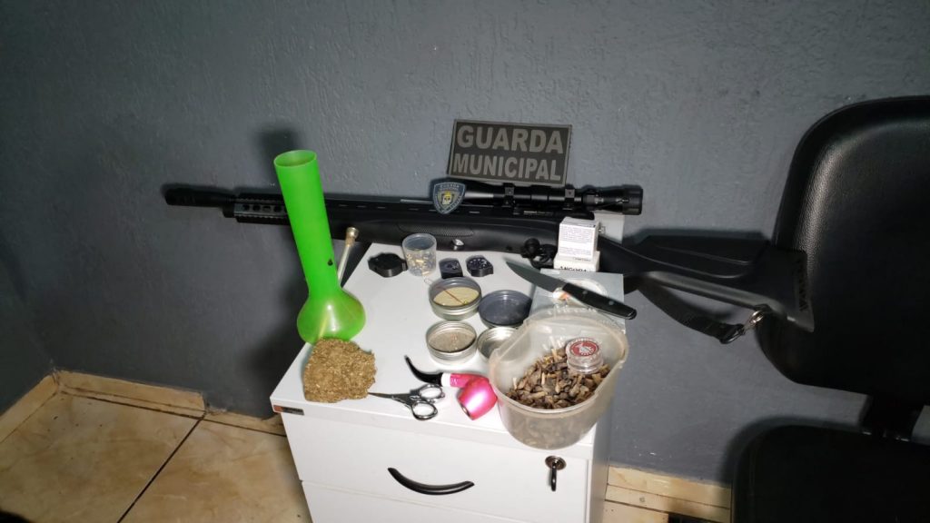 Filha denuncia pai por ameaçar família e individuo é detido em posse de drogas e arma no Florais do Paraná