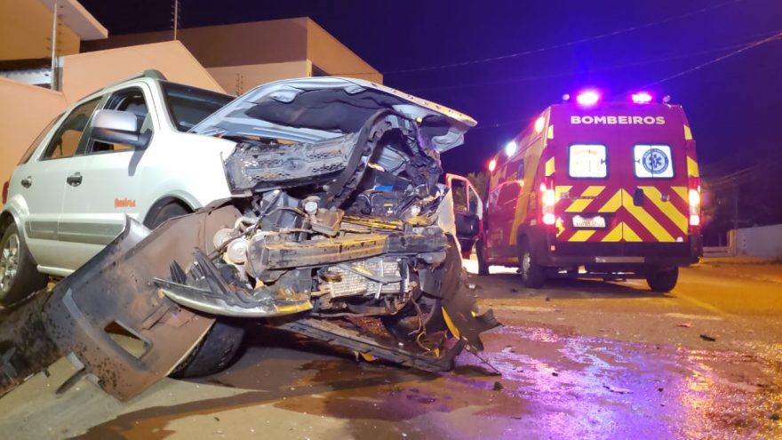 Forte colisão deixa casal ferido no bairro Pioneiros Catarinenses
