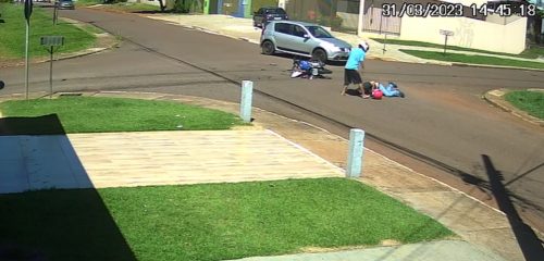 Câmera registra acidente que deixou motociclista feridos no Santa Cruz