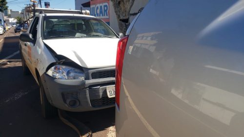 Carros se envolvem em colisão traseira na Rua Erechim