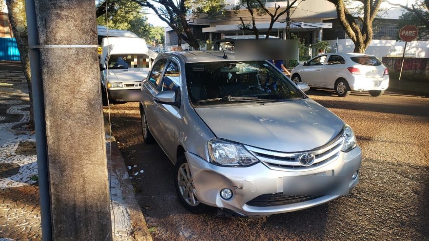 Etios e Fiorino se envolvem em acidente na Rua Mato Grosso e motorista fica ferida