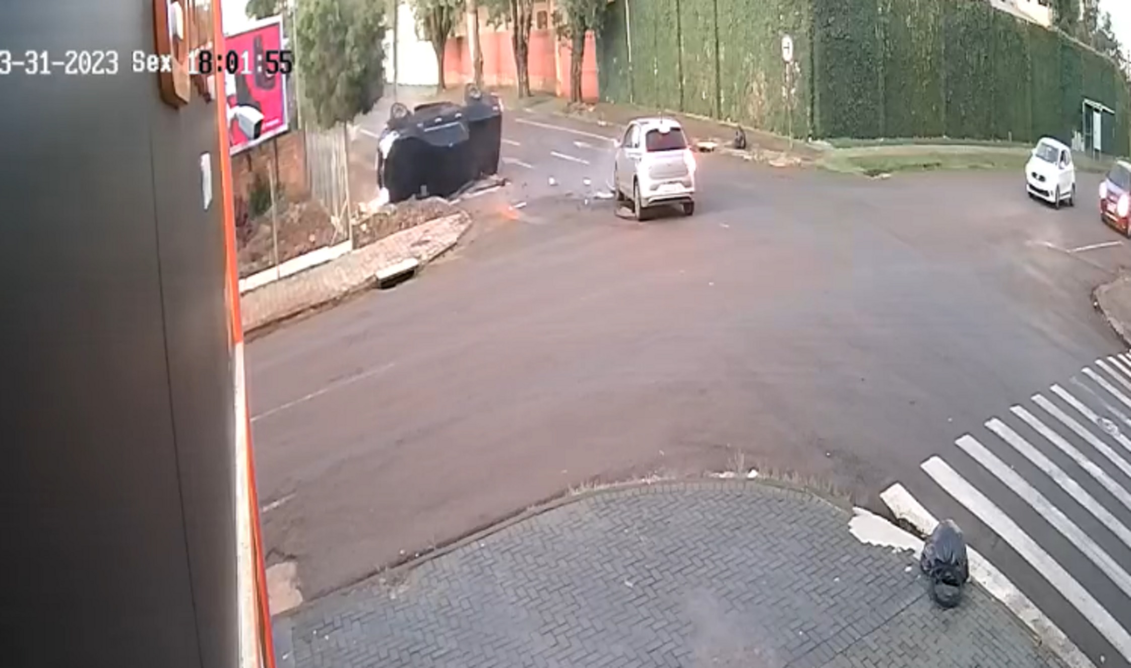 Câmera De Segurança Registra Tombamento De Caminhonete Em Acidente No Centro Cgn O Maior Câmera De Segurança Registra Tombamento De Caminhonete Em Acidente No Centro Cgn O Maior