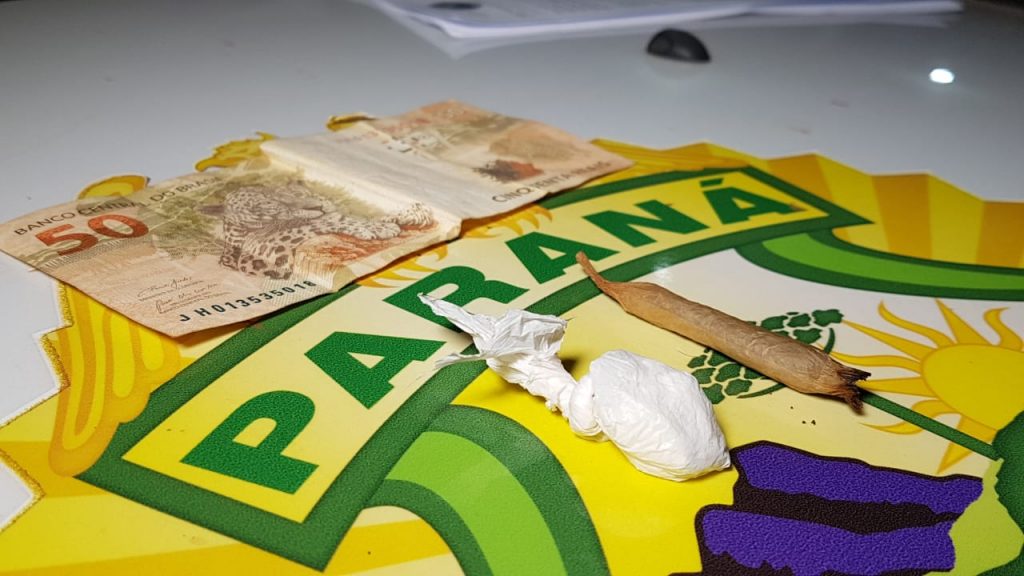Jovem foge de abordagem da PM e acaba preso com drogas, em Capitão