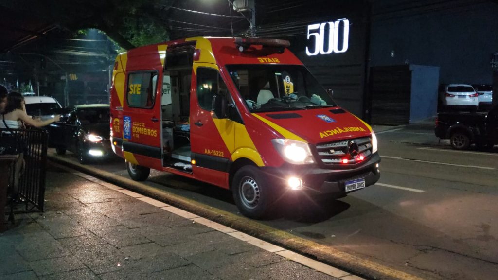 Jovem é atendido pelo Siate após sofrer queda em casa noturna no centro