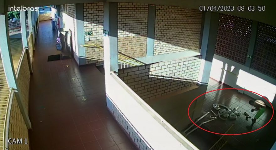 Câmera flagra furto na Escola Professora Dilair Silvério Fogaça