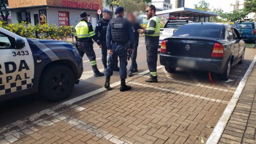 Veículo com 13 multas é recolhido após condutor estacionar em vaga para deficientes