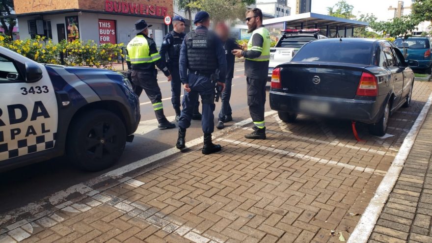 Veículo com 13 multas é recolhido após condutor estacionar em vaga para deficientes