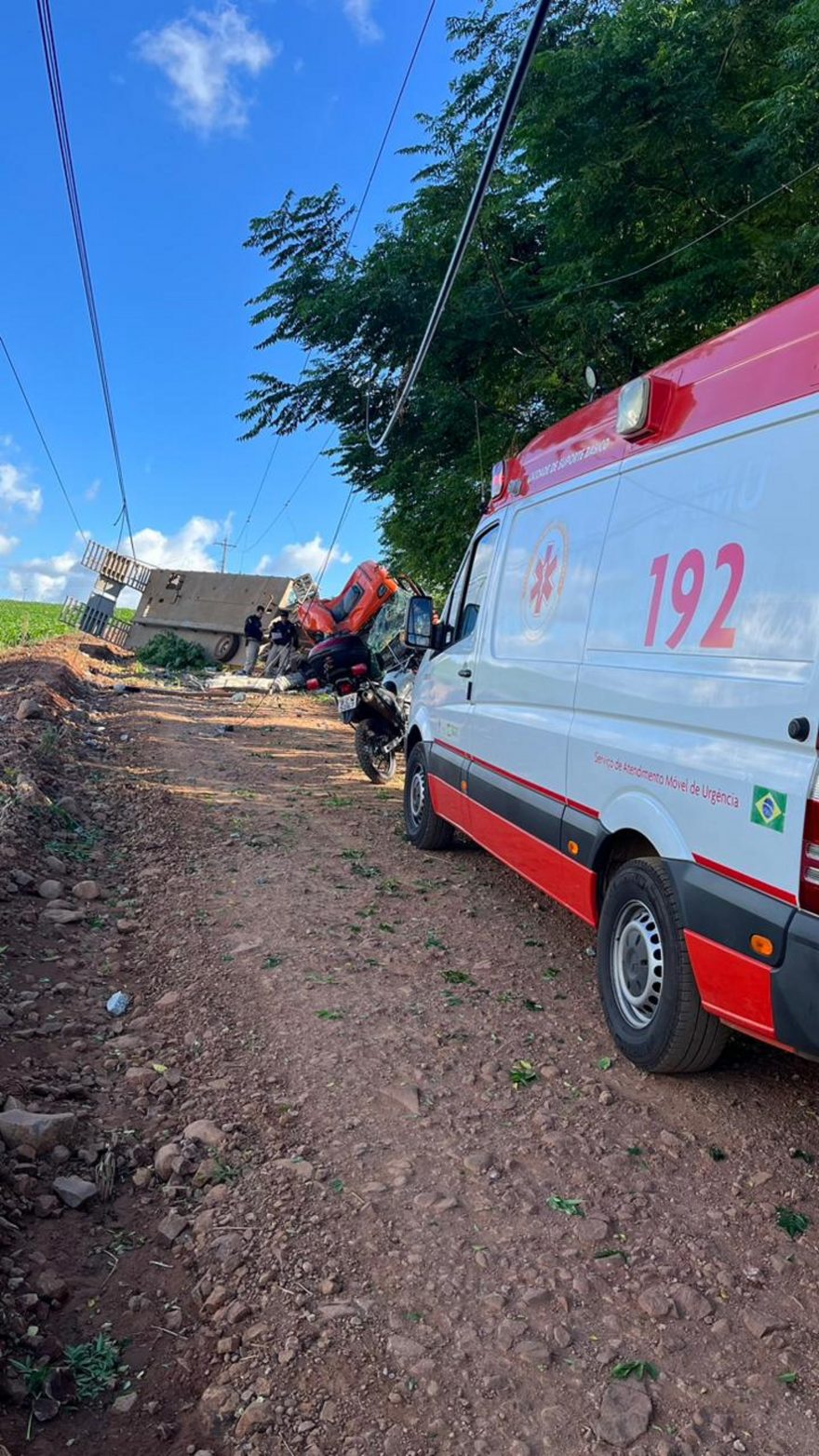 Mulher fica em estado grave após acidente com carreta, seguido de choque elétrico na BR-163 em Santa Maria