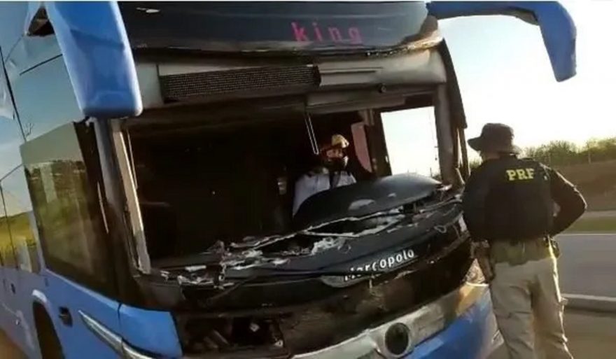 Motorista usando capacete é flagrado conduzindo ônibus sem para-brisa; veja vídeo