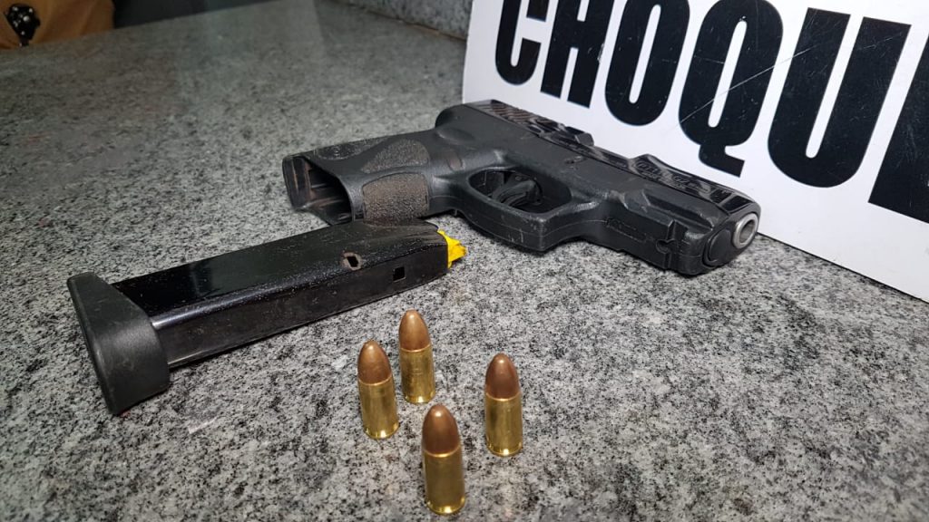 Choque apreende pistola em Mercedes e detém casal, no bairro Santa Cruz