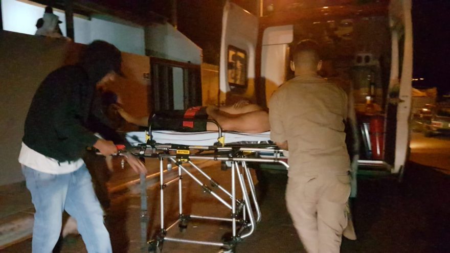 Cachorro entra na frente e jovem sofre queda de bike no Angra dos Reis