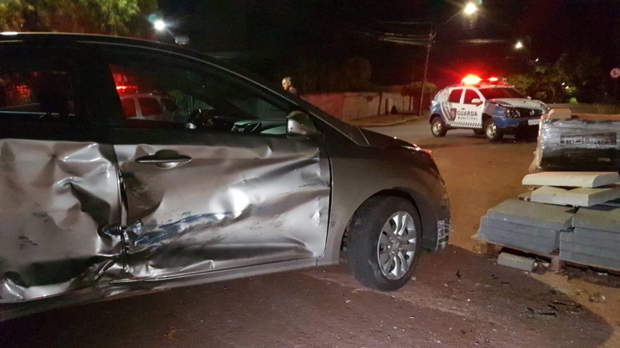 Condutora é detida após se envolver em colisão com viatura da GM