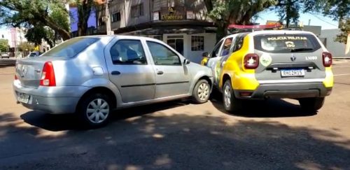 Viatura da PM e Logan se envolvem em acidente no Centro