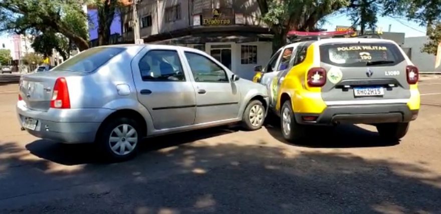 Viatura da PM e Logan se envolvem em acidente no Centro