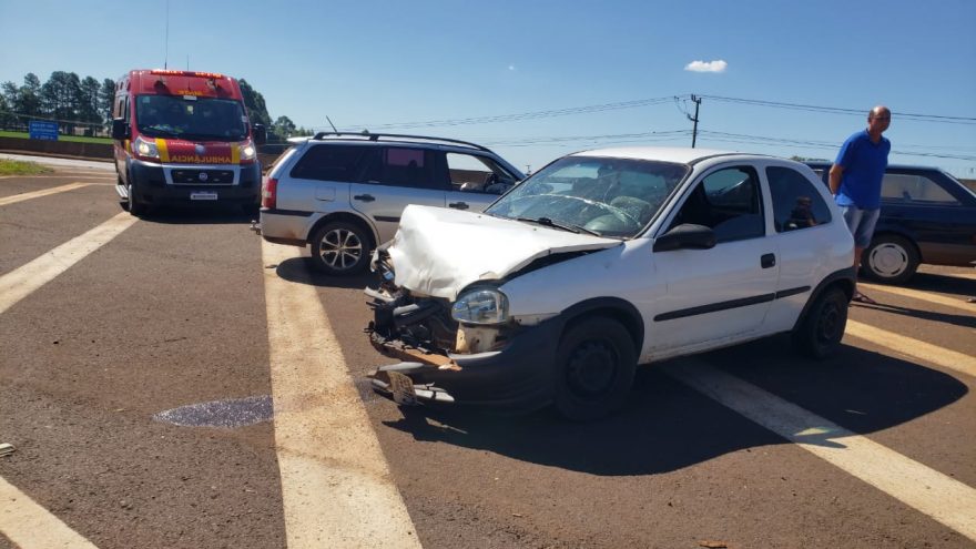 Carros se envolvem em colisão frontal na BR-277 e criança fica ferida