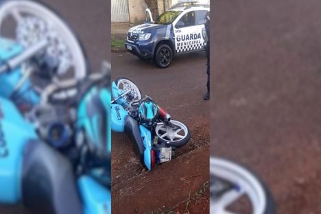 Motociclista tenta fugir da GM, sofre queda e tem moto apreendida