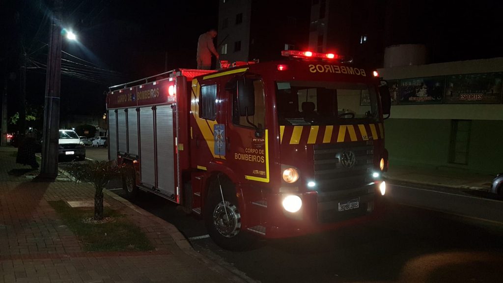 Bombeiros contém fogo em lixo que estava em terreno no Centro