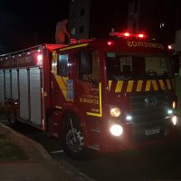 Imagem referente a Bombeiros contém fogo em lixo que estava em terreno no Centro