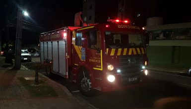 Imagem referente a Bombeiros contém fogo em lixo que estava em terreno no Centro