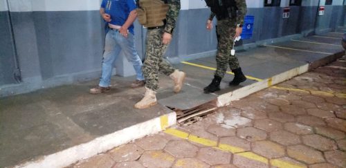 Após bater contra motocicleta, condutor de Civic foge e é localizado pela GM, embriagado