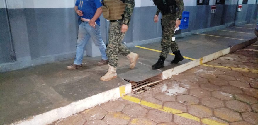 Após bater contra motocicleta, condutor de Civic foge e é localizado pela GM, embriagado