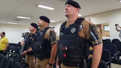 Após salvarem vítima esfaqueada, Cabo Schmitz e Soldados Catanio e Techio recebem votos de louvor na Câmara