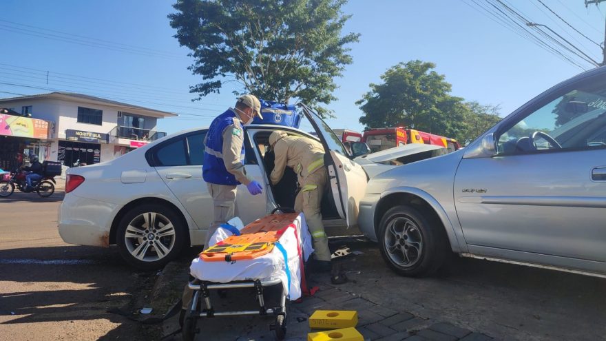 Colisão envolvendo seis veículos deixa duas pessoas feridas em Cascavel