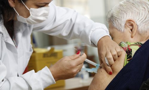 Pessoas com comorbidades acima de 12 anos já podem receber a vacina bivalente