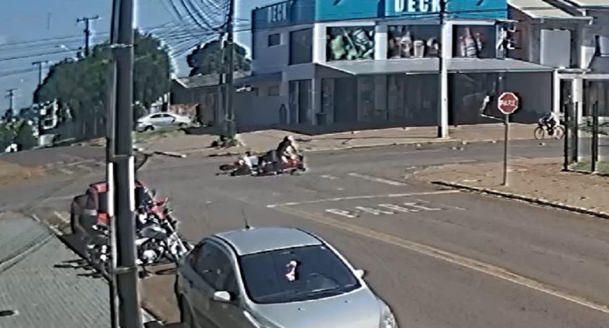 Câmera flagra acidente entre motocicletas no Florais do Paraná