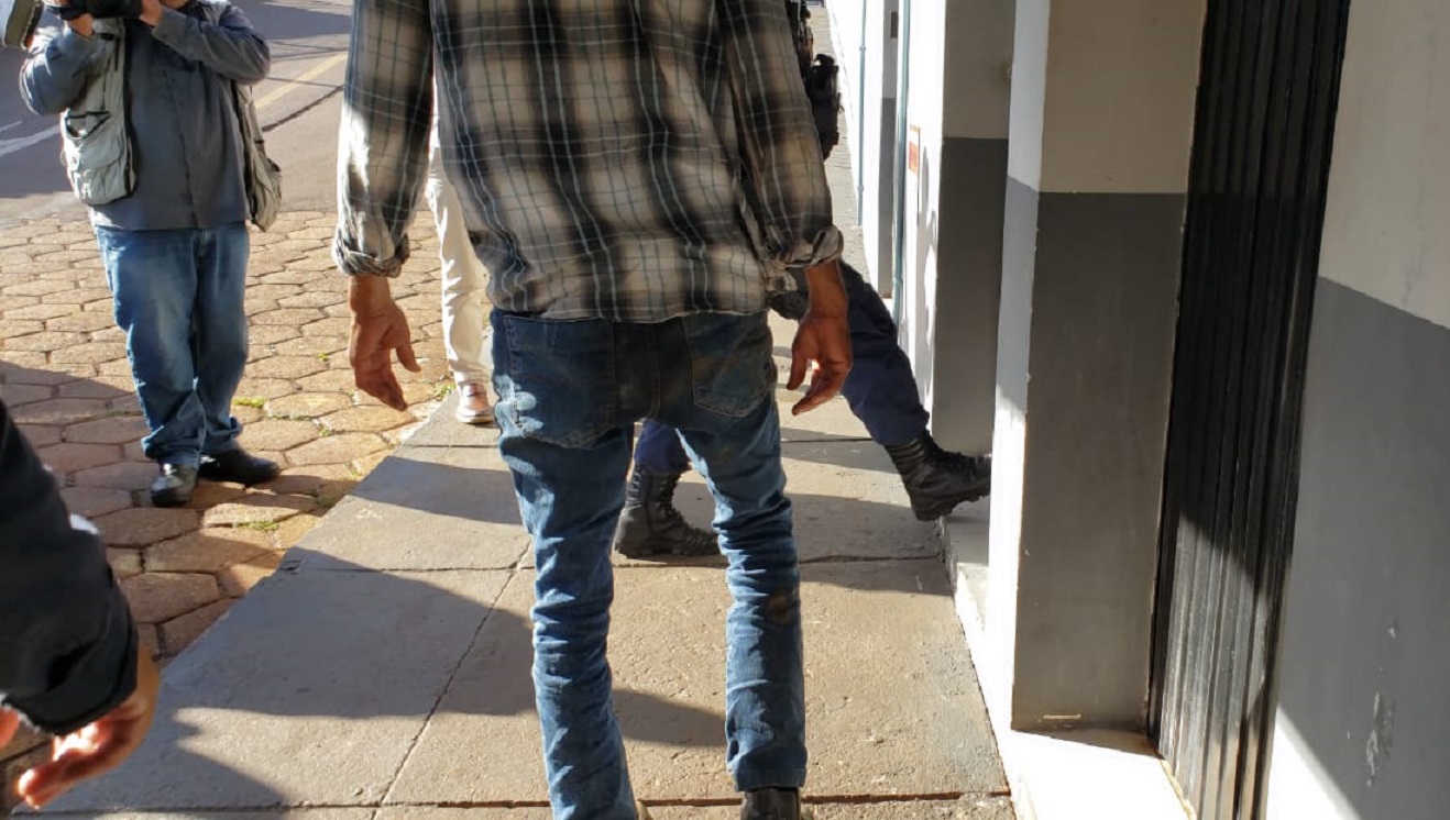 Motorista Bêbado Bate Em Carros Estacionados Bate Em Muro E Faz Cocô