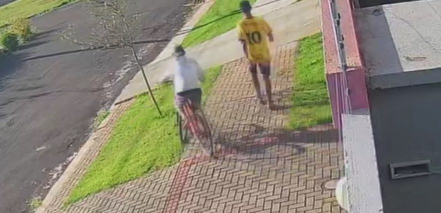 Imagens flagram furto de bicicleta no Pioneiros Catarinenses