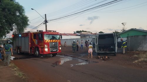 Bombeiros controlam incêndio em Van Escolar no Santa Cruz
