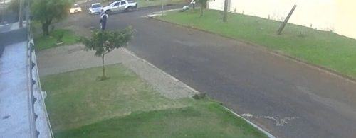 Imagens mostram Oroch capotando duas vezes antes de parar em acidente no Nova York