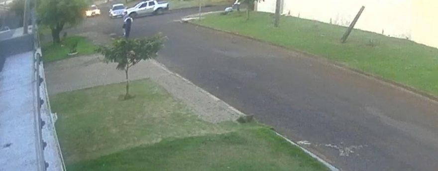 Imagens mostram Oroch capotando duas vezes antes de parar em acidente no Nova York