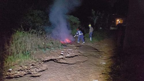 Bombeiros combatem incêndio em colchão no Santa Felicidade